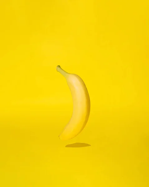 Plátano Amarillo Sobre Fondo Amarillo Soleado Concepto Arte Abstracto Colorful Imagen de stock