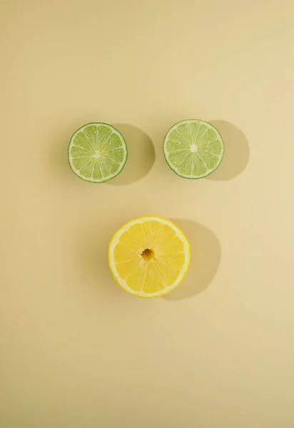 Frisk Sommer Koncept Med Citron Kalk Sandet Baggrund Flad Minimal - Stock-foto