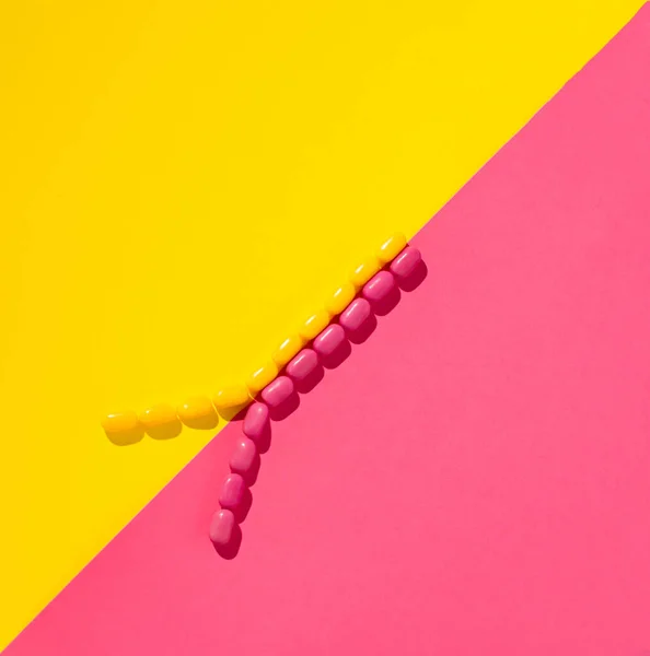 Candys Arrangment Minimal Plano Lay Creativo Concept Pink Amarillo Fondo Imagen de archivo