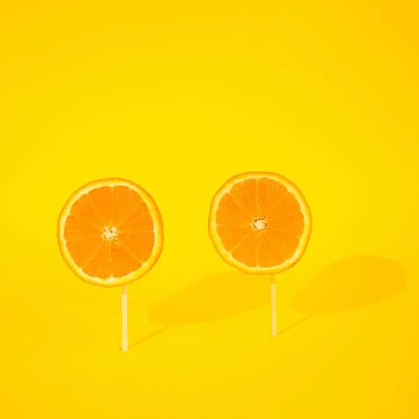 Friss Narancs Egy Napsütötte Sárga Háttérben Kreatív Színes Nyári Ötlet — Stock Fotó