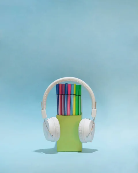 Okul Hayatı Renkli Keçeli Kalemler Kulaklıklar Mavi Arka Plan Estetik — Stok fotoğraf