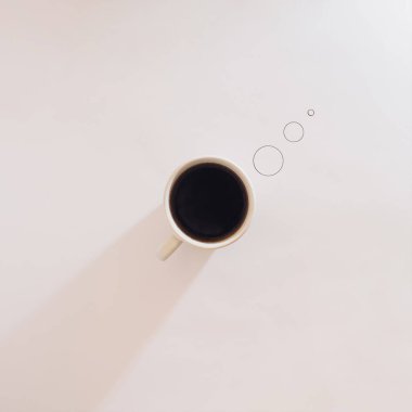 Beyaz arka planda gölgeli bir fincan kahve. Düz konsept.