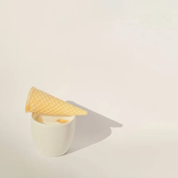 Xícara Café Com Cone Sorvete Vazio Cima White Design Conceito — Fotografia de Stock