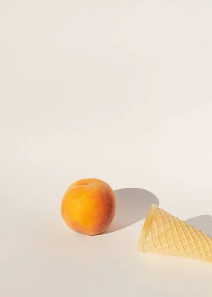 Őszibarack Narancs Fehér Háttér Jön Üres Fagylalt Kúp Élelmiszer Esztétikai — Stock Fotó