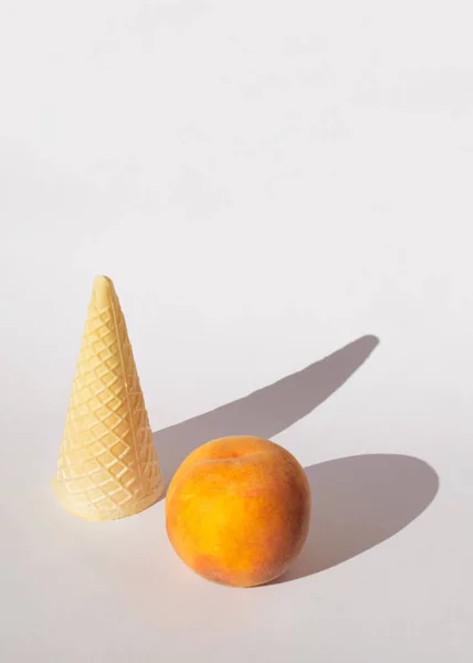 Narancs Őszibarack Fagylalt Kúp Fehér Alapon Puha Árnyalatokkal Napos Nap — Stock Fotó