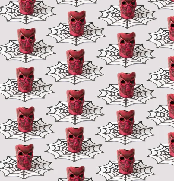 Kafatası kırmızısı ve etrafında örümcek ağı var. Cadılar Bayramı ürkütücü konsept tasarımı. Korku gizemi tatili.