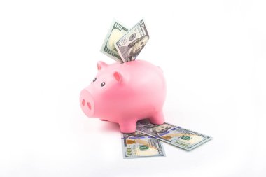Beyaz bir arka planda kumbara figürleri ve dolar banknotları. Tasarruf ve tasarruf kavramı.