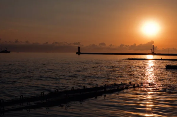 Orangefarbener Sonnenuntergang Hafen Vor Dem Hintergrund Des Leuchtturms Und Des — Stockfoto