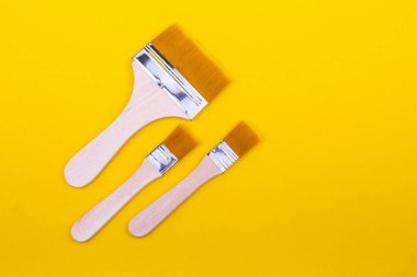 Sarı arkaplan üzerine çizim için fırçalar.