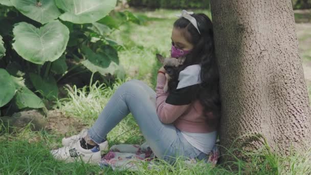 Adolescente Observando Gente Ciudad Que Lleva Ropa Invierno — Vídeo de stock