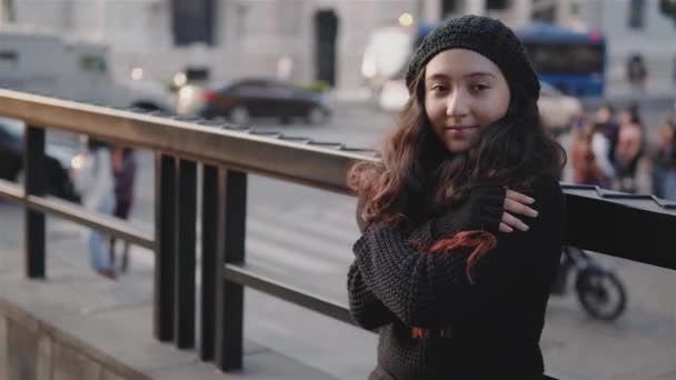 Adolescente Observando Gente Ciudad Que Lleva Ropa Invierno — Vídeo de stock