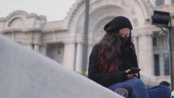 Tonåring Tittar Människor Staden Hon Bär Vinterkläder — Stockvideo