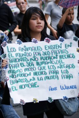 Meksika, Mexico City, 24 Haziran 2013, hayvan hakları yürüyüşü insanların hayvanlara karşı şiddetin kökünü kazımaya olan bağlılığını gösteriyor.