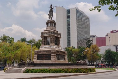 Mexico, Mexico City, 26 Ağustos 2012 İnsanlar her pazar bisikletleriyle Mexico City 'nin en ikonik caddelerinden birine gidiyorlar..