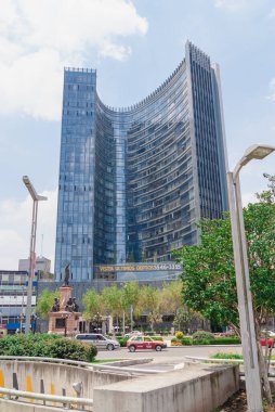 Mexico, Mexico City, 26 Ağustos 2012, günbatımı manzarası şehrin merkezinde bulunan bir binanın camından.