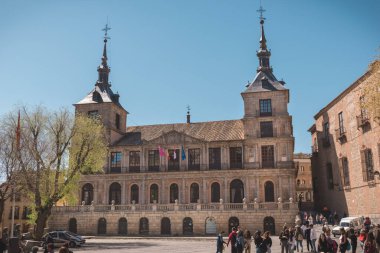 Toledo, İspanya 27 Mart 2019. Yatay manzara Toledo belediye binasını tamamen güneşli bir günde gösteriyor.