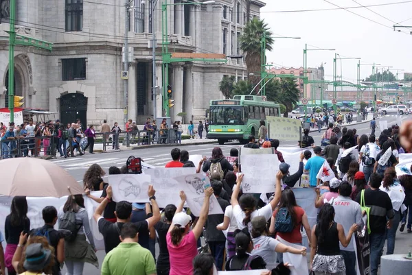 Meksika, Mexico City, 24 Haziran 2013, hayvan hakları yürüyüşü insanların hayvanlara karşı şiddetin kökünü kazımaya olan bağlılığını gösteriyor.
