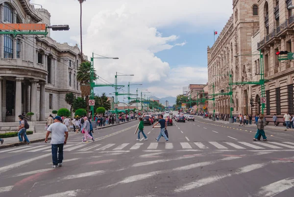 墨西哥 墨西哥城 2012年8月26日 在一个平常的日子里 街道上有很多人 它美丽的建筑 是这个国家的典型写照 — 图库照片