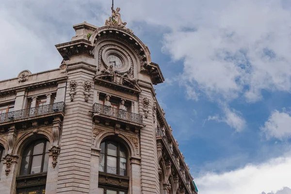 Meksika, Mexico City, 26 Ağustos 2012, Francisco I. Madero Bulvarı 'ndaki bir binanın tepesindeki saatin görüntüsü.