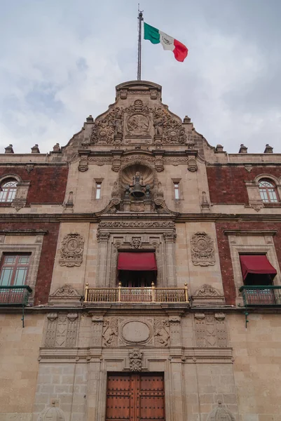 Meksika, Mexico City, 26 Ağustos 2012, Francisco I. Madero Bulvarı 'ndaki bir binanın tepesindeki saatin görüntüsü.