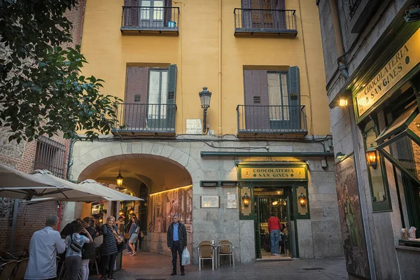 Madrid, İspanya 26 Mart 2019. San Gines çikolata dükkanı Madrid 'in merkezinde ünlü bir kafedir. San Gines Çağrısı 'nın fotoğrafı..