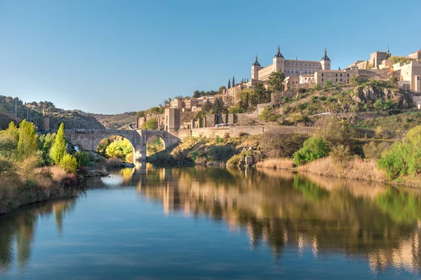 Toledo İspanya 'daki Tajo nehrinin yatay manzarası