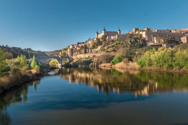 Toledo İspanya 'daki Tajo nehrinin yatay manzarası