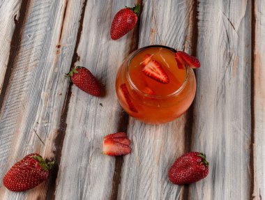 Büyük bir akvaryumda servis edilen çilek aromalı bir içeceğe yakın plan.