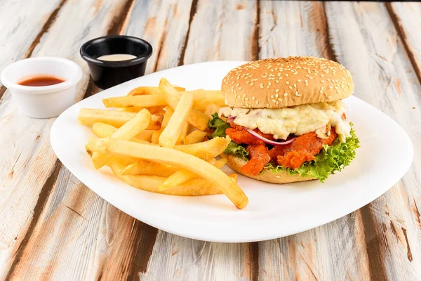 Stole Restauracyjnym Znajduje Się Zbliżenie Bawoła Hamburger Krewetkowy Frytkami Dwoma — Zdjęcie stockowe