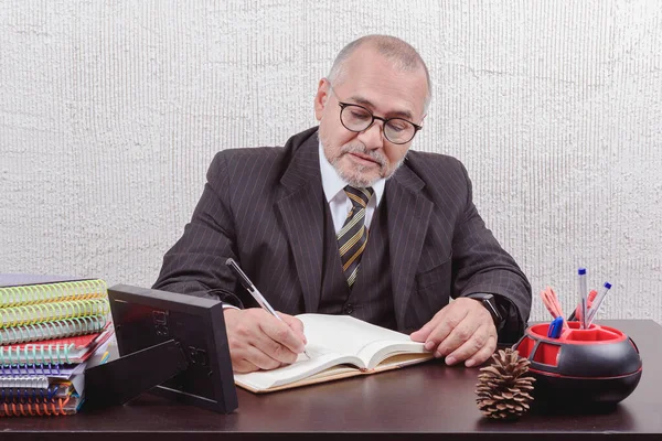 Großaufnahme Eines Lehrers Der Seinem Schreibtisch Sitzt Und Notizen Macht — Stockfoto