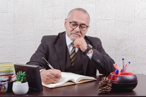 Närbild Lärare Som Sitter Vid Sitt Skrivbord Och Antecknar — Stockfoto