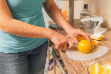 Kadın mutfağında meyve suyu hazırlamak için lezzetli meyveler kesiyor.