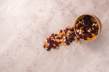 Badem ve böğürtlenli bir kâse, masanın üzerindeki kaseden çok sanatsal bir görüntü ve yazı için yer açıyorlar. Tahta kasede fındık koleksiyonu