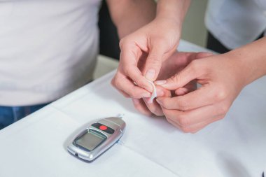 Kan şekeri seviyelerini ölçmek için aracın kapatılması