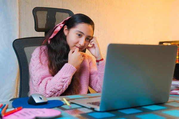 Estudante Branco Adolescente Milenar Fazendo Lição Casa Casa Menina Faz — Fotografia de Stock