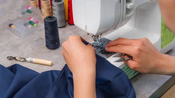 Femme Gaie Couture Tout Étant Assis Son Lieu Travail Dans — Photo