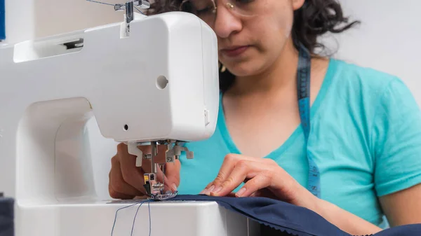 Wesoła Kobieta Szyje Siedząc Miejscu Pracy Warsztacie Mody — Zdjęcie stockowe
