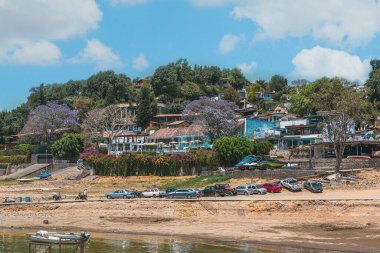 Meksika, Valle de Bravo 26 Mart 2021, güneşli bir günde göl kıyısı manzarası