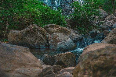 Meksika, Valle de Bravo, güzel doğal şelalenin panoramik manzarası 