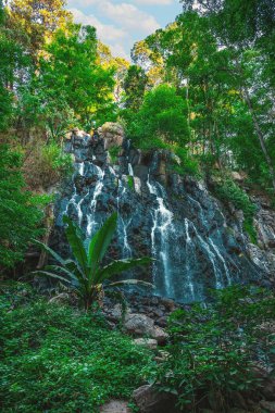 Meksika, Valle de Bravo, güzel doğal şelalenin panoramik manzarası 