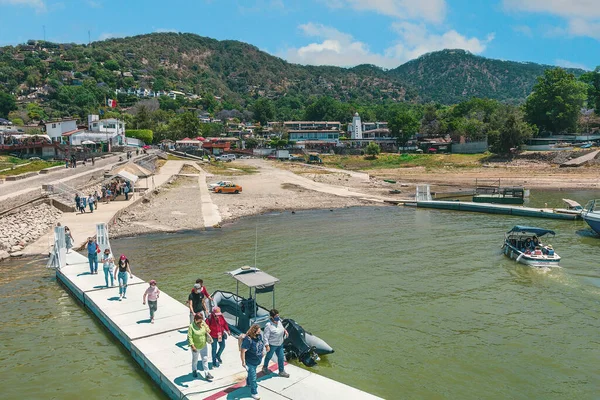 Meksika, Valle de Bravo 26 Mart 2021, güneşli bir günde göl kıyısı manzarası