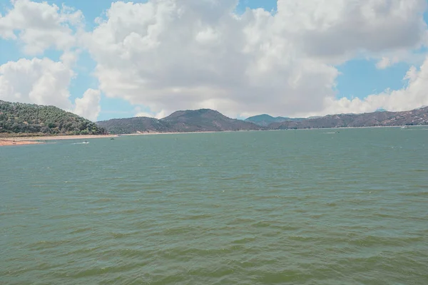Meksika, Valle de Bravo 26 Mart 2021, güneşli bir günde göl kıyısı manzarası