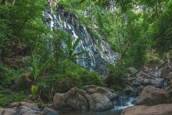 Meksika, Valle de Bravo, güzel doğal şelalenin panoramik manzarası 