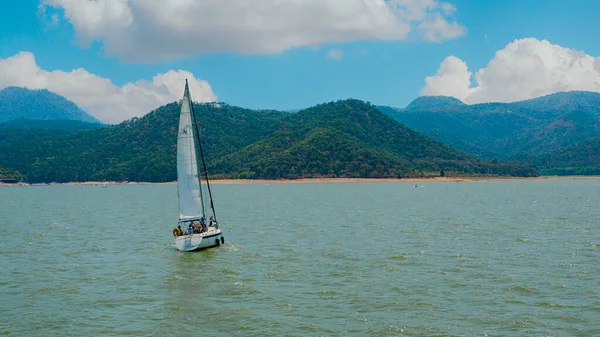 2021年3月26日 墨西哥布拉沃山谷 一艘航行在湖水中的帆船 背景色优美 免版税图库图片