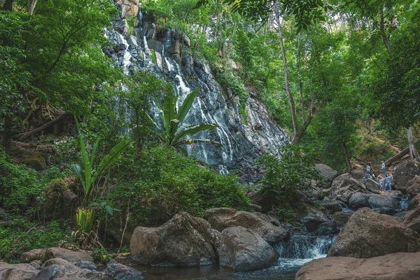墨西哥 布拉沃山谷 全景美丽的天然瀑布 诺维亚岛 被植被和大石头环绕 图库图片