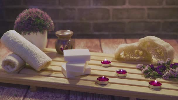 Vista Uma Bela Composição Spa Com Sabonetes Naturais Com Velas — Vídeo de Stock