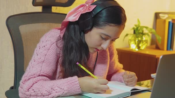 Adolescente Hispânico Estudante Ensino Médio Usa Fones Ouvido Para Fazer — Vídeo de Stock
