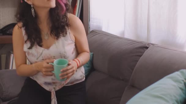 Genç Bir Kadın Bir Koltuğa Oturur Bir Fincan Sıcak Kahve — Stok video