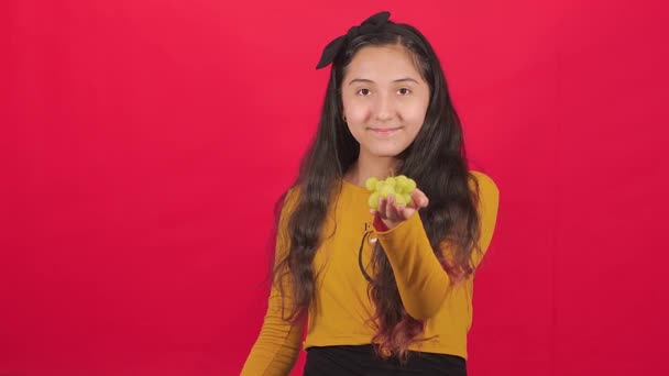 Młoda Kobieta Pokazuje Przed Kamerą Kilka Winogron Bierze Winogrona Wielką — Wideo stockowe