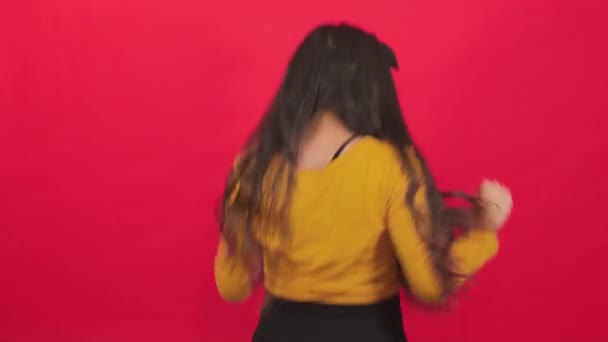 Εξαιρετικά Ευτυχισμένη Νεαρή Γυναίκα Χορεύει Χαρούμενα Κάνει Πολύ Kawaii Χορογραφία — Αρχείο Βίντεο